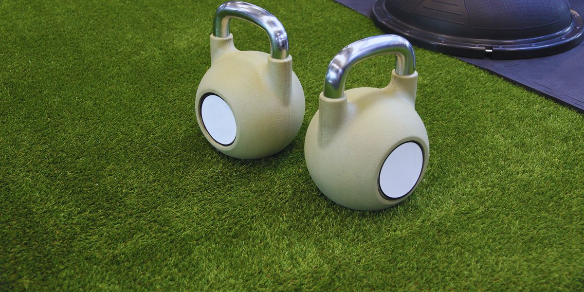 Voorbeeldpost: twee kettlebells op kunstgras