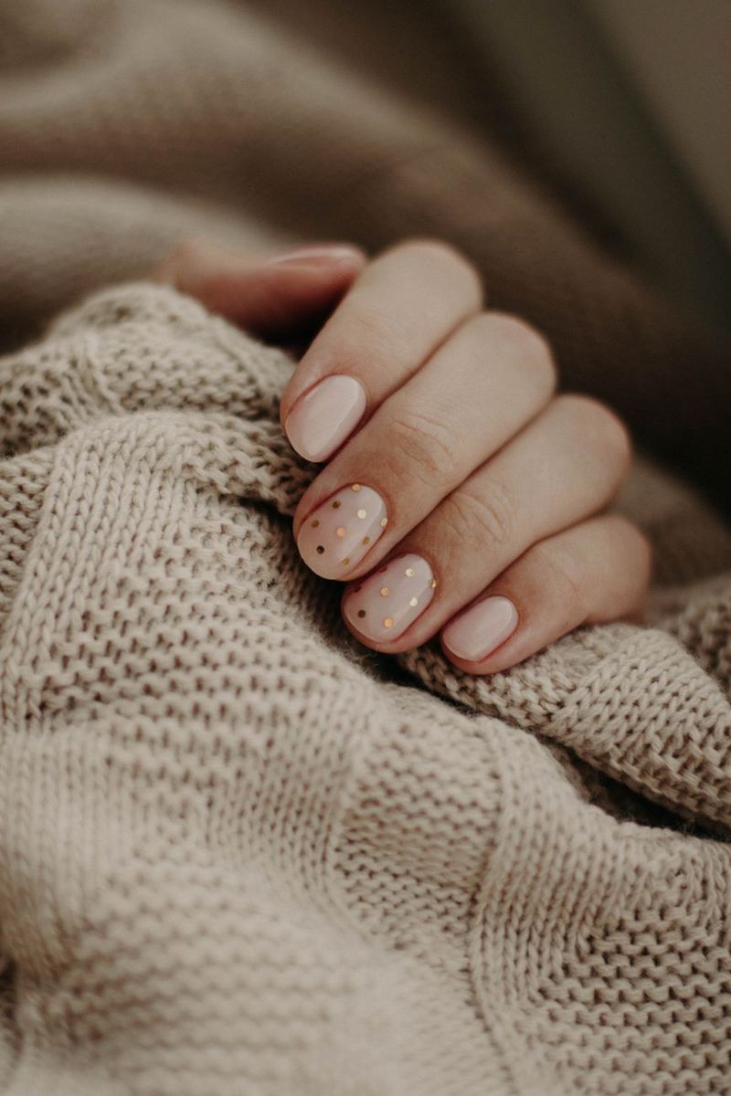 Voorbeeld: nude nagels met gouden stippen op gebreide stof