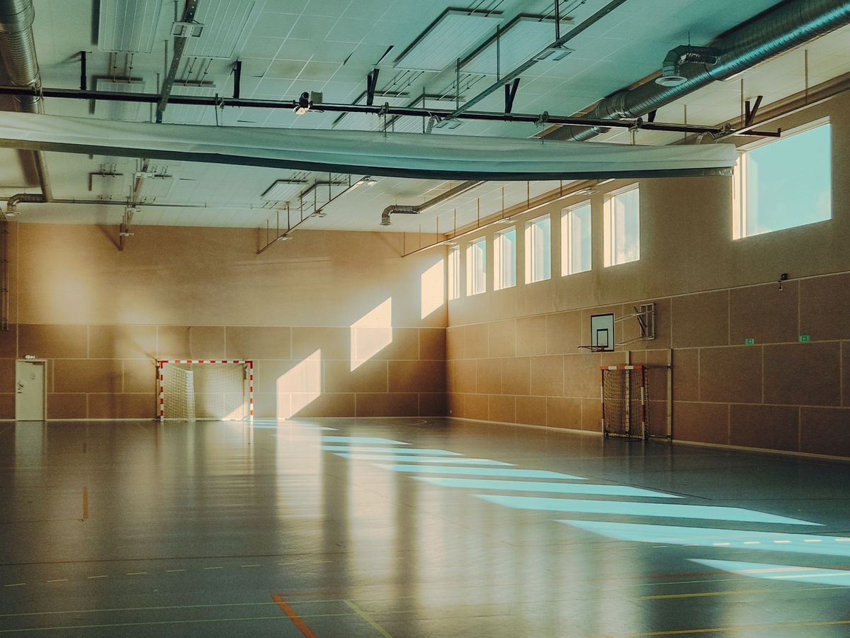 Voorbeeld: lege sportzaal in ochtendlicht