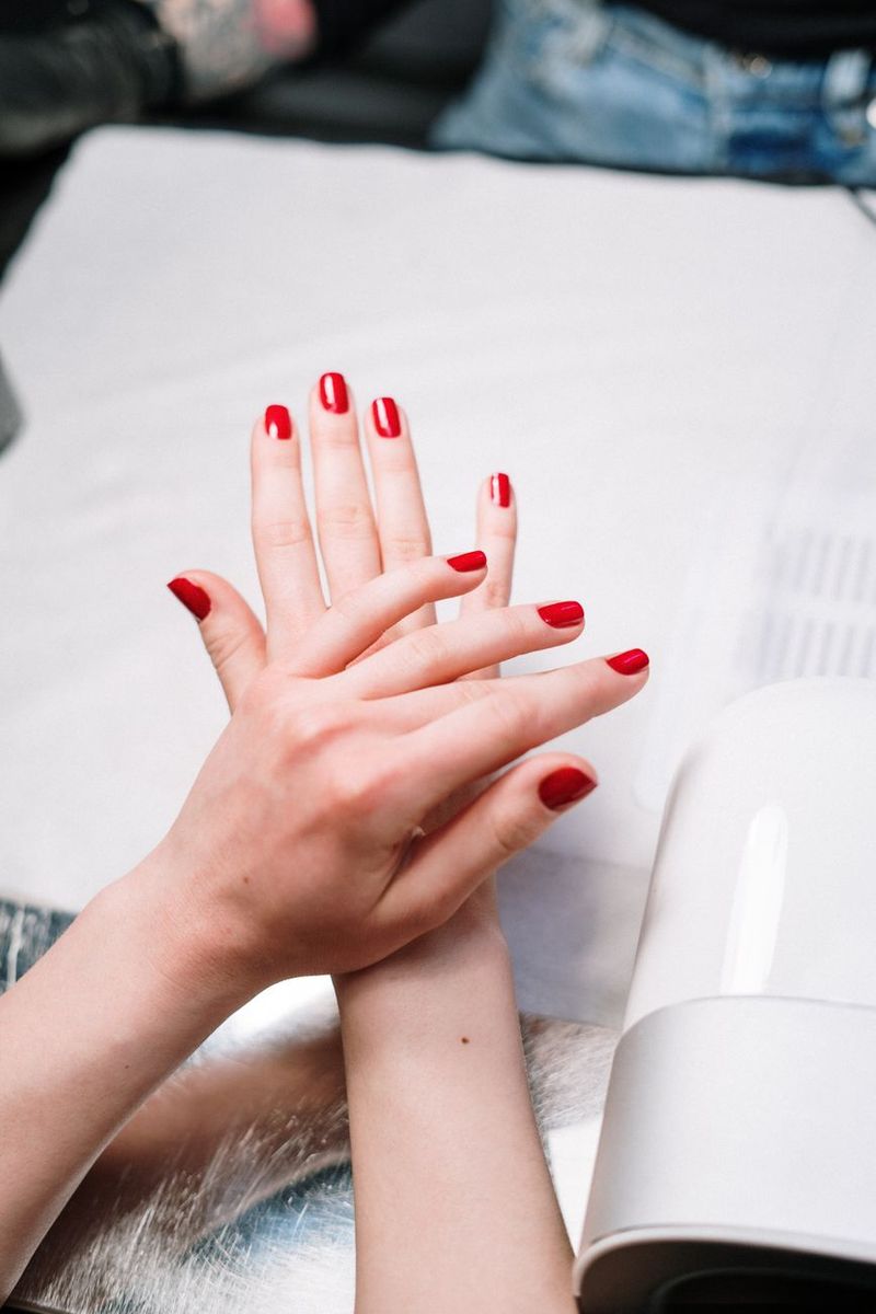 Voorbeeldpost: rode nagels, twee handen
