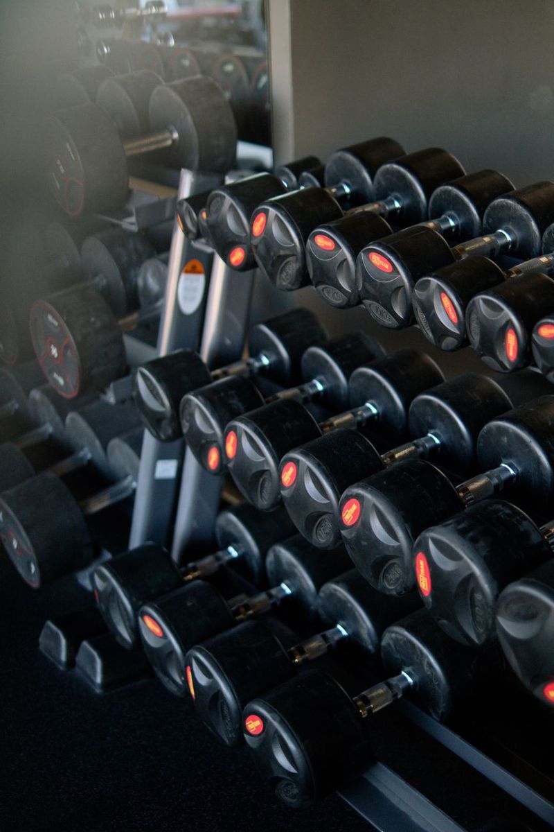 Voorbeeldpost: dumbbells in een rek