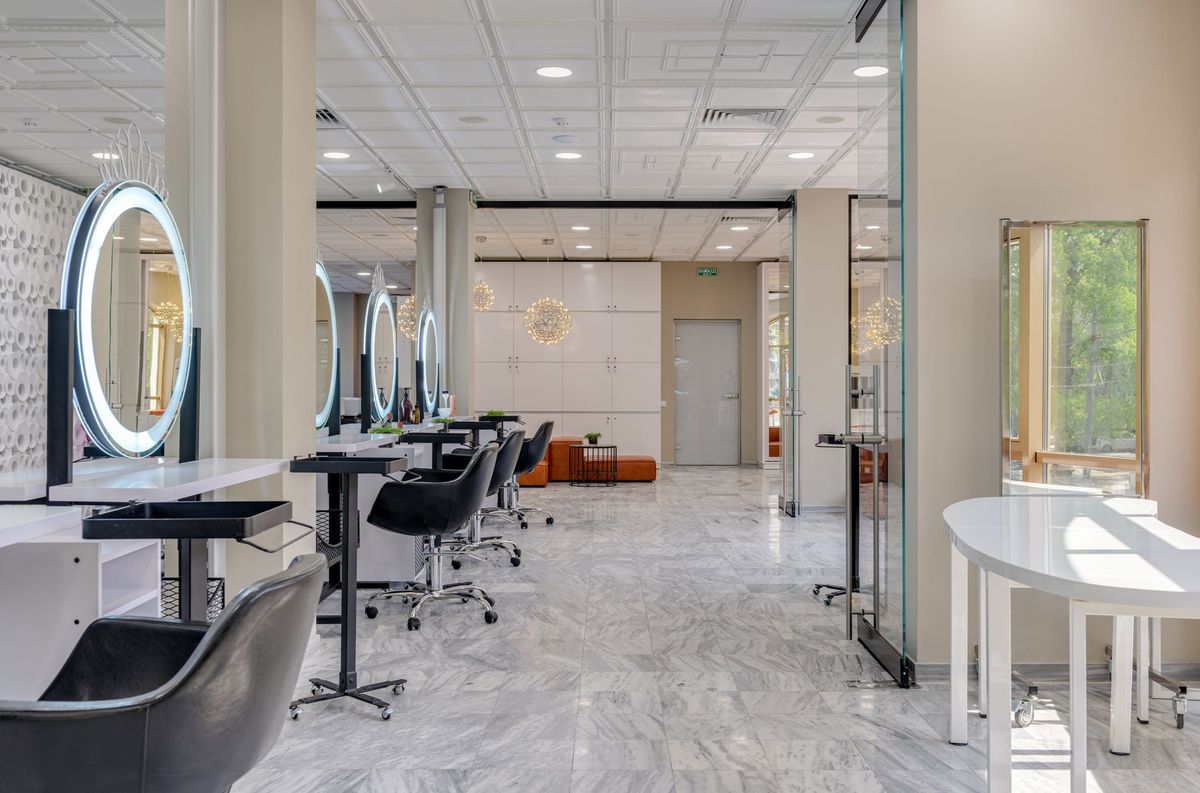 Salon met verlichte spiegels