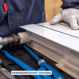 Voorbeeldpost van Installatiebedrijf Fennerik (fictief): Elk detail telt. 🔧 Hier zie je hoe we een koppeling op de aansluiting van een radiator schroeven — met handschoenen aan, stap voor stap.